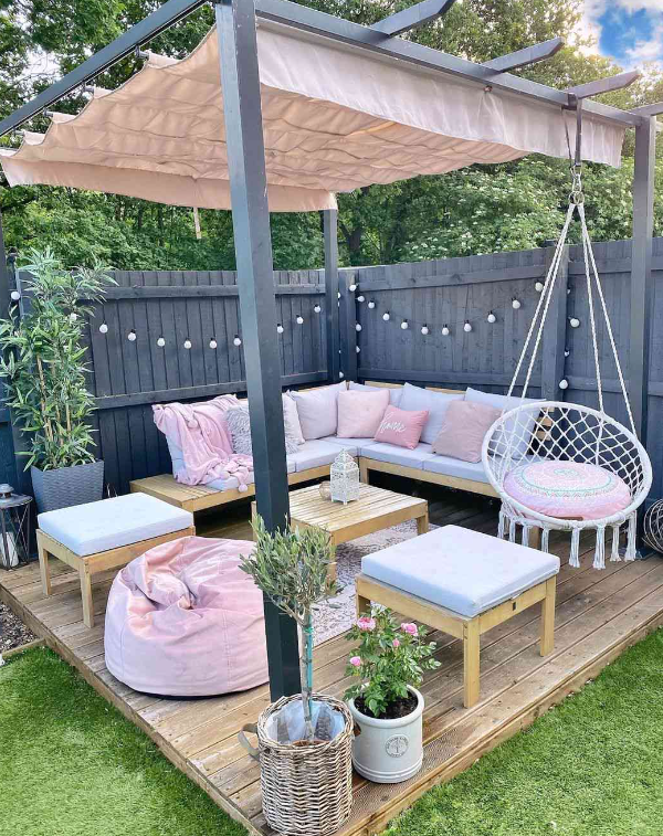 Cafe dengan teras yang dilengkapi dengan gazebo dan kursi berayun